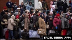 Gara centrală din Kramatorsk/regiunea Donbass, 5 aprilie 2022. Oamenii fug să își scape viața. Unii călătoresc atât de puțin în viața obișnuită încât nu au nici măcar genți de călătorie. Problema a fost semnalată și de ONG-urile care se ocupă de refugiați în România. Viața scoasă din țîțîni.