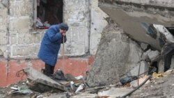 9 aprilie 2022 - O femeia plânge în căutarea corpului fiului ei printre dărâmăturile unei clădiri rezidențiale distruse de bombardamentele Rusiei asupra orașului Borodianka, de lângă Kiev.