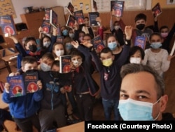 Alex Moldovan, creatorul personajului literar Olguța, la una din numeroasele sale întâlniri cu copiii.