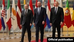 Presidenti i Këshillit Evropian, Charles Michel, kryeminsitri armen, Nikol Pashinian dhe presidenti azerbajxhanas, Ilham Aliyev para nisjes së bisedimeve në Bruksel më 6 prill. 