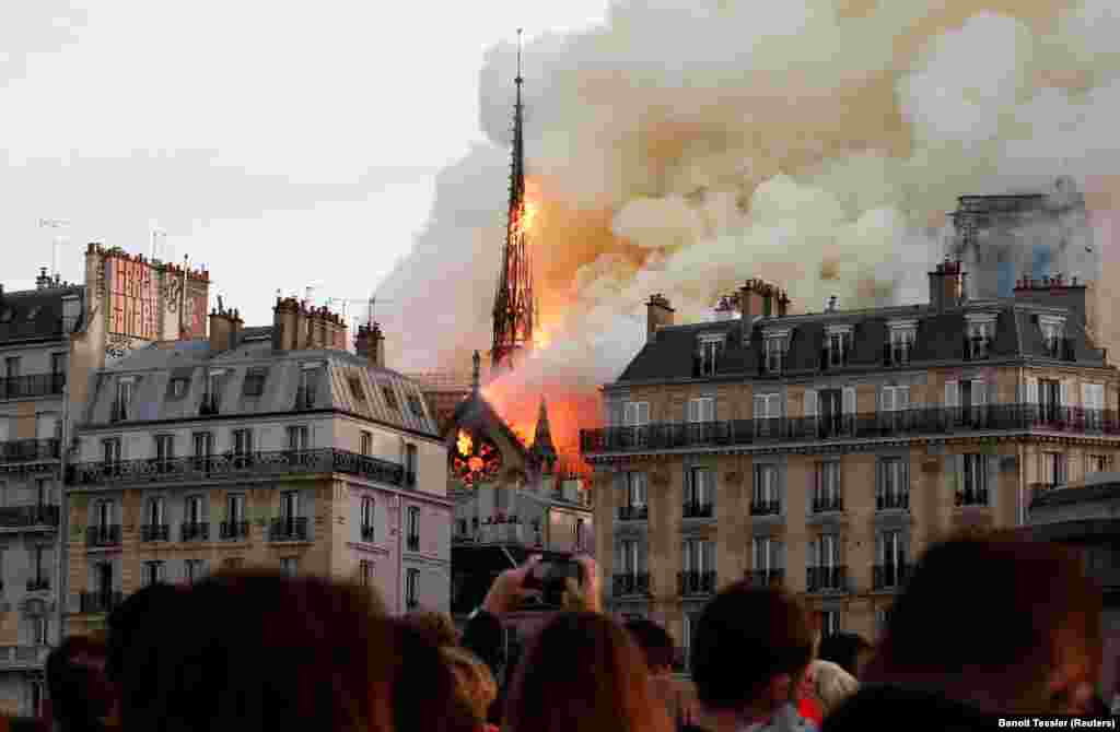 Smoke billows as fire engulfs the spire of Notre Dame Cathedral in Paris on April 15, 2019. (Reuters/Benoit Tessier)