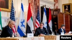 آنتونی بلینکن (وسط) وزیر خارجه آمریکا و یائیر لاپید، همتای اسرائیلی‌اش