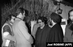 بنی‌صدر در کنار احمد خمینی و داریوش فروهر در نوفل‌لوشاتو محل اقامت آیت‌الله خمینی در فرانسه در اواخر دی ماه ۵۷