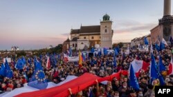 Participanții la o demonstrație pro-Uniunea Europeană după problematica decizie a Tribunalului Constituțional din Polonia potrivit căruia legislația europeană nu primează asupra celei interne. Decizia, văzută ca un gest de independență, este foarte prețuită în grupările eurosceptice de pe rețelele de socializare, inclusiv în România.