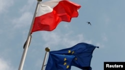 Flamuri i Polonisë dhe ai i BE-së para Parlamentit në Varshavë.