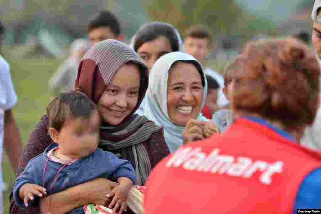 Некои од жените сместени во импровизирани шатори во близина на Велика Кладуша дојдоа на оброк подготвен од членките на Здружението Извор.