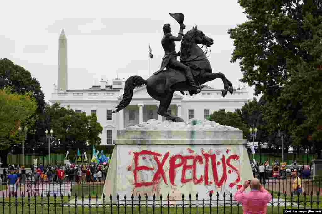 &bdquo;Számíts/Gondolj ránk&rdquo; &ndash; olvasható Andrew Jackson egykori amerikai elnök szobrán a Fehér Ház előtt az őslakosok napjára szervezett klímavédelmi tüntetésen