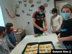 Galamb Alex a pandémia alatt kezdett a közösségi sütésbe, amelybe egyre több gyerek kapcsolódott be