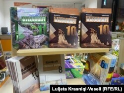 Disa libra të ekspozuara në raftet e një librarie në Prishtinë.