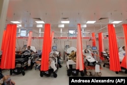 Pacijenti leže na krevetima u hitnoj pomoći, pretvorenoj u COVID odjeljenje zbog velikog broja slučajeva, u bolnici Bagdasar-Arseni u Bukureštu, 12. oktobar 2021.