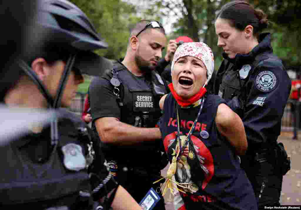 Washingtonban a Fehér Ház előtt tiltakoztak a klímaválság miatt az őslakosok napján október 11-én