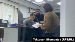 Равшан Жээнбеков парламенттик шайлоого бир мандаттуу округдан катышуу үчүн арызын БШКга тапшырууда. 12-сентябрь, 2021-жыл.
