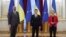 Украинанын президенти Владимир Зеленский (ортодо), Европа Кеңешинин президенти Шарль Мишель жана Европа комиссиясынын президенти Урсула фон дер Ляйен.