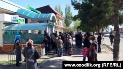Клиенты возле здания филиала «Хамкорбанка» в Асакинском районе Андижанской области.  