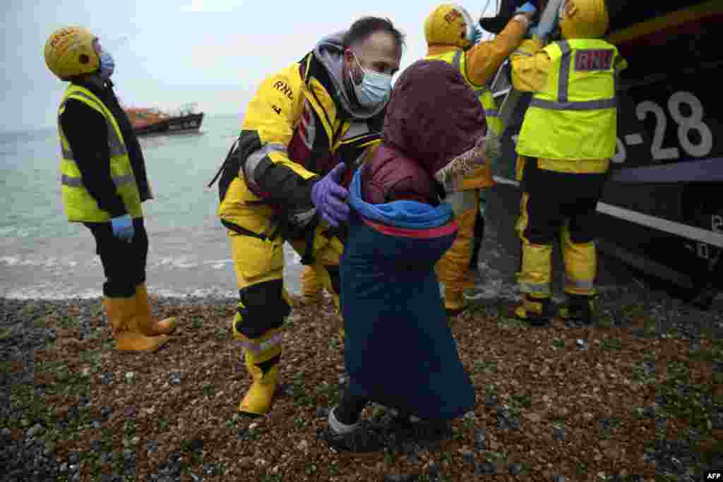 Míg a menedékkérelmek száma idén csökkent Nagy-Britanniában, egyre többen a tengeren keresztül próbálnak bejutni az országba, nem pedig repülőn vagy teherautón