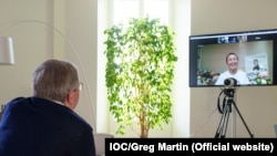 Șeful Comitetului Olimpic Internațional, Thomas Bach, discutând cu Peng Shuai, 21 noiembrie 2021.