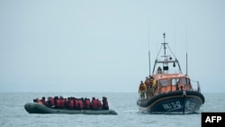 یک قایق حامل پناهجویان در حال عبور از کانال مانش