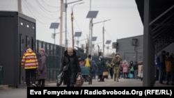 Люди на КПВВ «Станиця Луганська», фото ілюстративне
