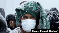 Një migrant i bllokuar në zonën kufitare Bjellorusi-Poloni. 23 nëntor 2021.