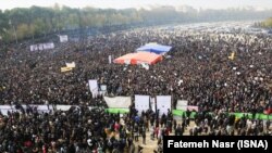 تجمع هزاران شهروند اصفهانی بر بستر زاینده رو در روز ۲۸ آبان در حمایت از کشاورزان معترض