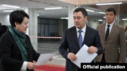 БШК төрайымы Нуржан Шайлдабекова, президент Садыр Жапаров, Бишкектин мэри Айбек Жунушалиев. 27-ноябрь, Бишкек.