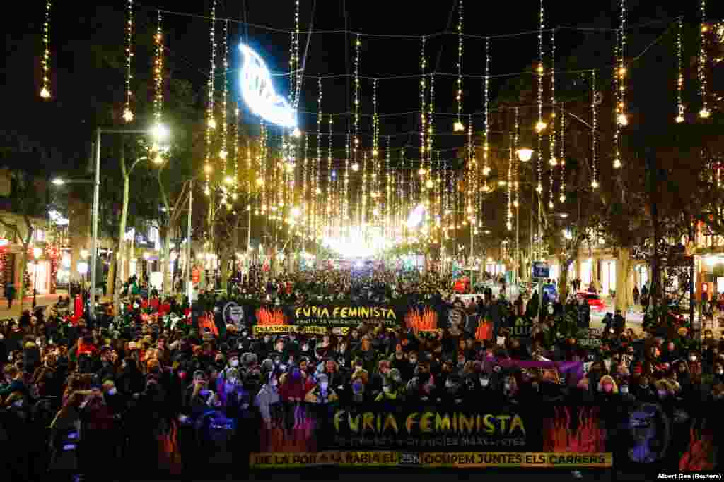 Barcelonában rengetegen vonultak utcára a nők elleni erőszak felszámolásának világnapján