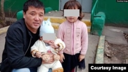 Эген Апсаматов с детьми.