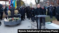 Голова СКУ Павло Ґрод виступає на жалобному заході