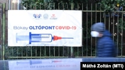  Oltásra érkező férfi a budapesti Tömő utcában 2021. november 24-én