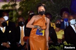 Rijana uoči dobijanja priznanja „nacionalnog heroja“ na ceremoniji predsedničke inauguracije povodom rođenja nove republike na Barbadosu, Bridžtaun, Barbados, 30. novembra 2021.