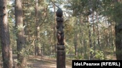 По обычаям невеста является хранительницей очага. Если мать жениха еще жива, то наполовину. Если умерла мать со стороны мужа, то она уже является покровительницей домашнего очага. Это скульптура про традиции чувашского народа.