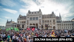 Tiltakozás a Parlament előtt a kínai Fudan Egyetem ellen 2021. június 5-én