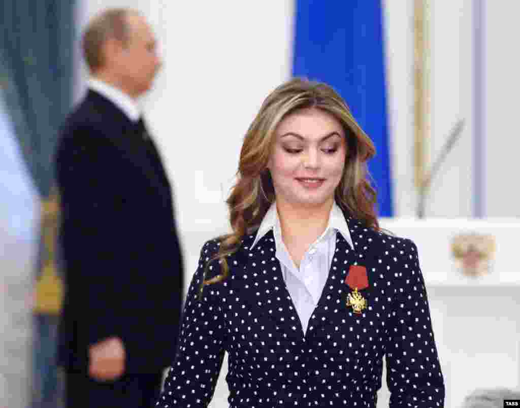 Vladimir Putin și campioana olimpică Alina Kabaeva, la ceremonia înmânării Ordinului &bdquo;Pentru Merit&rdquo;, la Kremlin, decembrie 2005