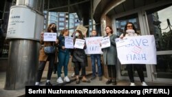Учасники вимагали відставки керівництва банку за перешкоджання журналістській діяльності