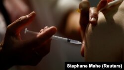 Dhënia e një doze të vaksinës kundër koronavirusit. Fotografi nga arkivi.