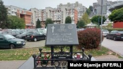 Spomenik Jozi Leutaru kod mjesta gdje je ubijen 1999., Sarajevo (6. oktobar 2021.)