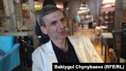 45 жаштагы психиатр-дарыгер Геогрий Кавтарадазе "Наркологияга альтернатива" аттуу коомдук фонддун юрист-кеңешчиси болуп иштейт.