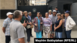 Мирболат Мырзатай уулун колдогон активисттер полиция имаратынын жанында турушат, Алматы, 3-сентябрь, 2025-жыл. 