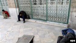 نتقال بيمارى ايدز در ايران كه بيشتر در ميان معتادان به مواد مخدر به چشم مى خورد نگرانى هايى را در ميان مقام هاى وزارت بهداشت بر انگيخته است. (عکس: EPA)