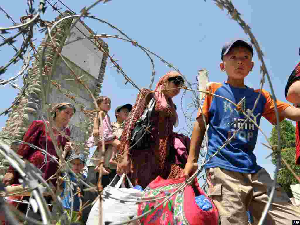 Өзбекстанга кире качкандар Кыргызстанга кайтууда, 20-июнь.