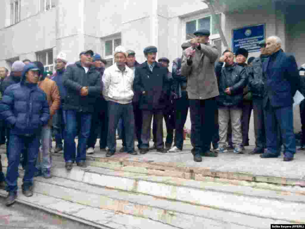 Таласта ушул тапта тазаланган төөбуурчактын бир килограммы 35, ал эми таза эмеси 25 сомдон сатылууда.&nbsp;