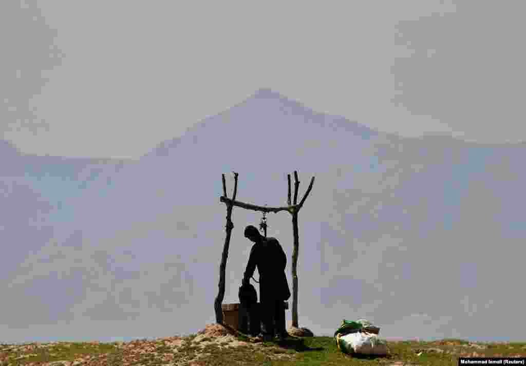 Afganistan: Un băiat scoate apă dintr-o fântână, la marginea Kabulului. (Reuters / Mohammad Ismail)