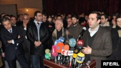 Грузинская оппозиция все более заметно разделяется на Партию Грома и Молнии – т.е пророссийскую, и партию выборов – т.е. прозападную