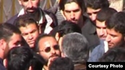 تجمع در مقابل دادگاه دراويش