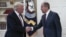 Donald Trump (lijevo) na sastanku sa Sergejem Lavrovim (desno)