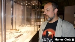 Marius Ciută la una dintre expozițiile în care au fost expuse brățările dacice.