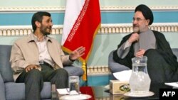 محمد خاتمی و محمود احمدی‌نژاد پس از انتخابات رياست‌جمهوری سال ۱۳۸۴ 