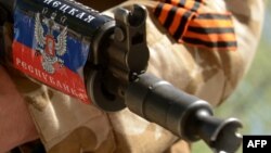 Орусиячыл жикчилдин колундагы Георгий тасмасы. Украина.