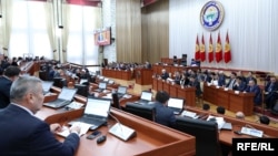 Члены правительства на заседании Жогорку Кенеша.