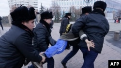 Казак полициясы Алматыда акцияга чыккан адамды кармап бараткан учур, 20-ноябрь, 2022-жыл.